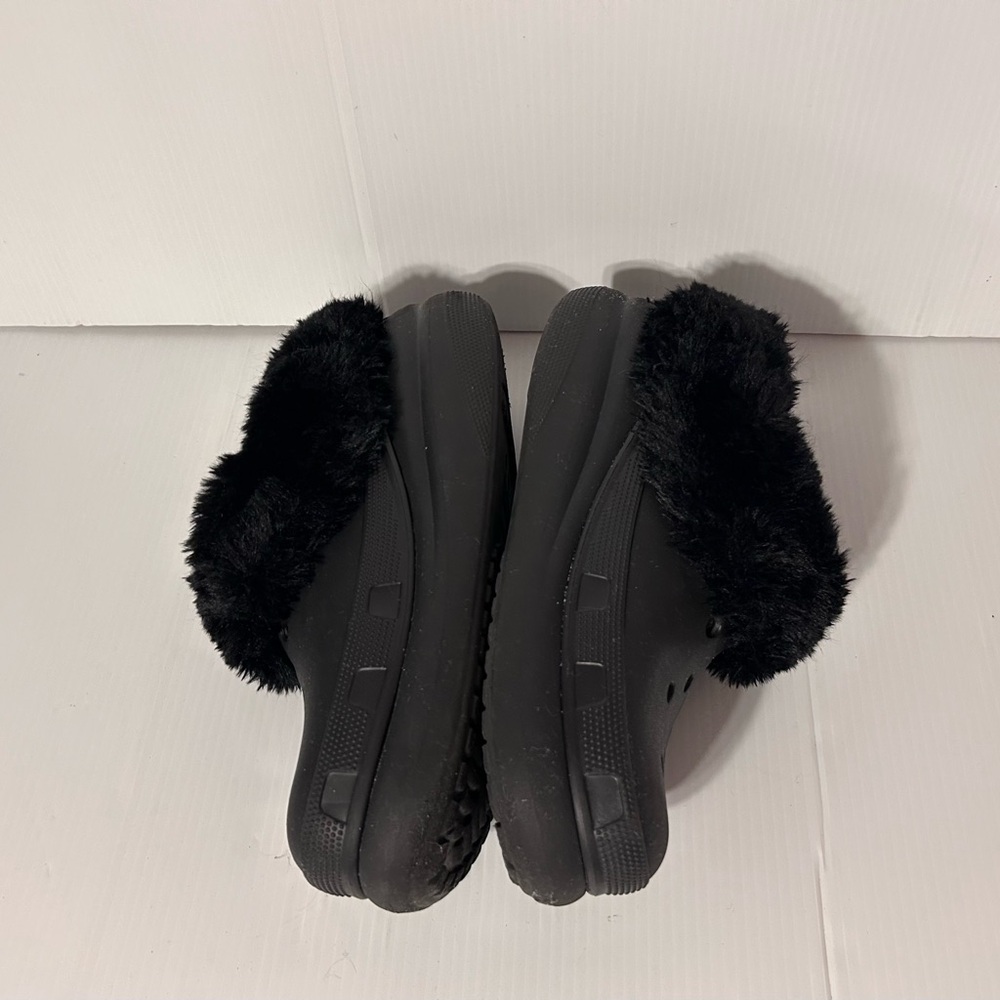 CROCS Black Fuzzy Lined Clogs - Picture 6 of 13